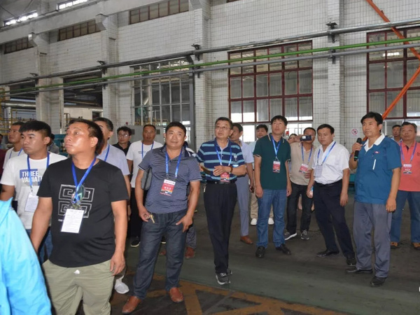 社会公众在乐竟体育集团科普基地生产车间参观学习