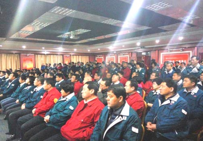乐竟体育集团管理人员正在大会堂认真听取科技人员的科普知识讲座