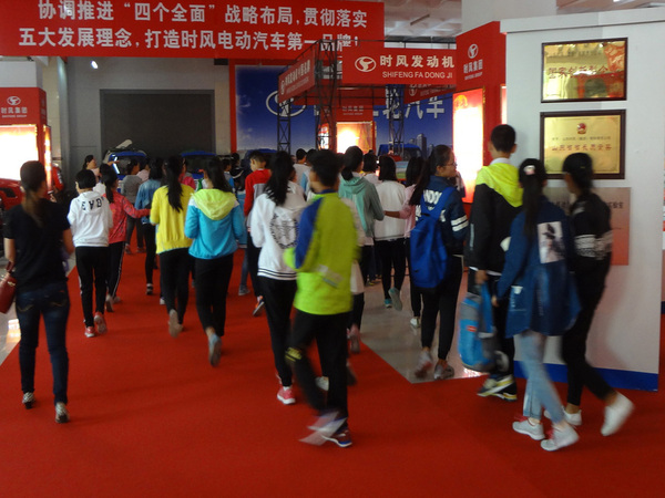 县实验小学部分小学生来乐竟体育科技展厅开展科普日活动
